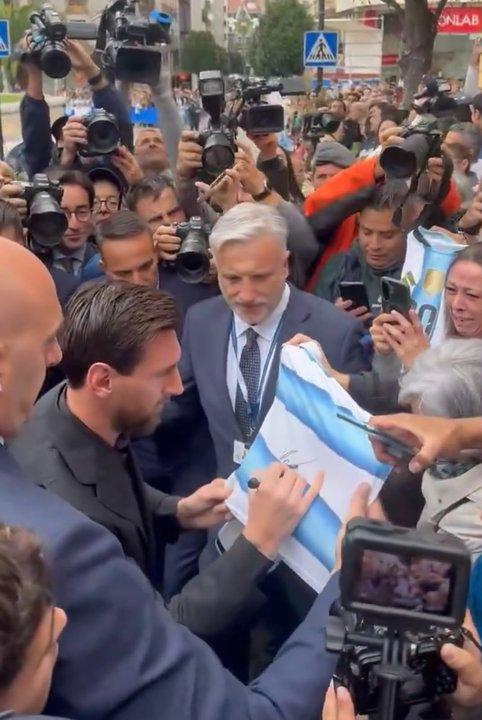 La emocioacuten del nintildeo argentino que consiguioacute la firma de Messi en su visita a Espantildea- ldquoEs todo para miacute