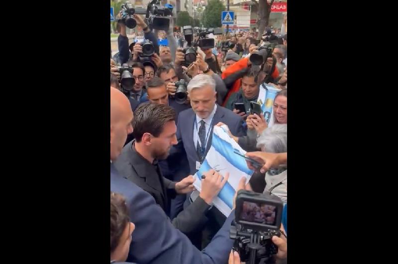 La emocioacuten del nintildeo argentino que consiguioacute la firma de Messi en su visita a Espantildea- ldquoEs todo para miacute