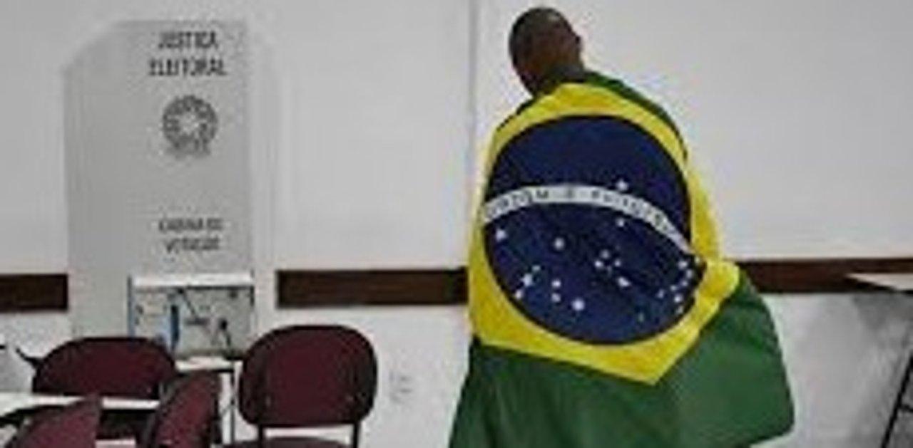 Bolsonaro y Lula cabeza a cabeza a horas del balotaje en Brasil