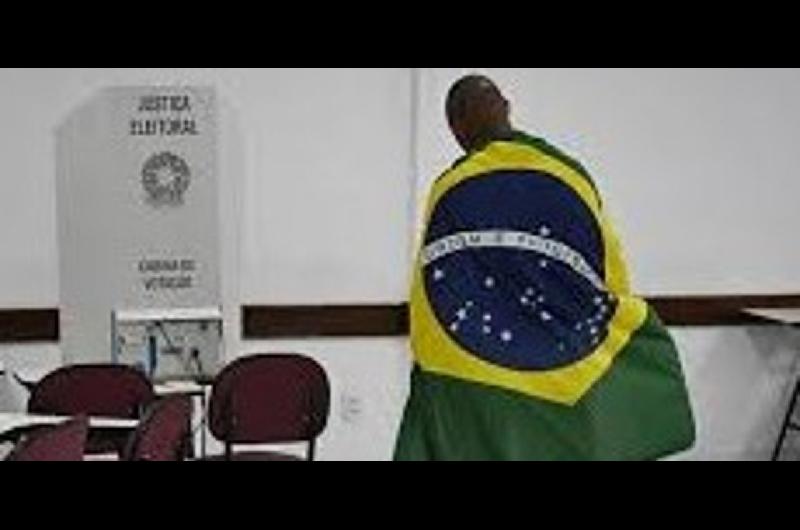 Bolsonaro y Lula cabeza a cabeza a horas del balotaje en Brasil