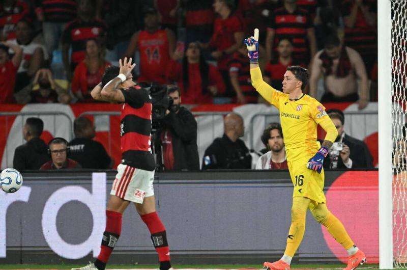 Con las manos de Muslera Estudiantes se metioacute en la final de la Libertadores