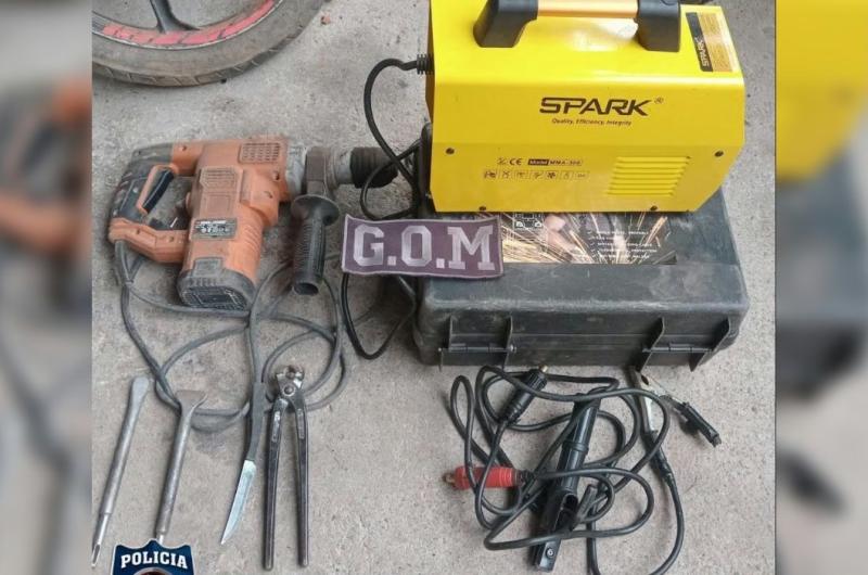 Encapuchado y armado circulaba con herramientas robadas