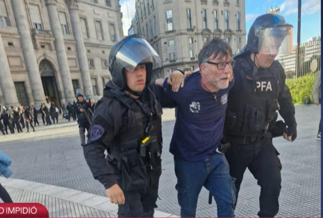 Intento de ingreso por la fuerza en la Casa Rosada- detuvieron a tres personas tras un confuso episodio