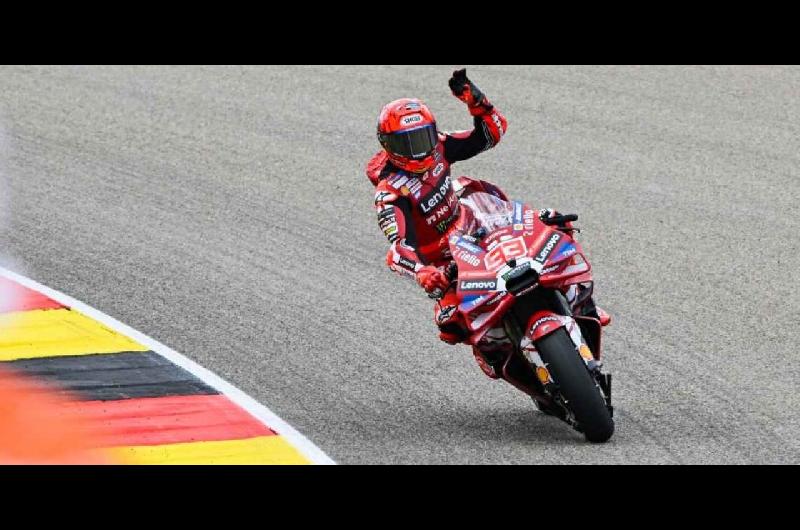 Marc Maacuterquez se impuso en la carrera sprint de Australia y es el nuevo liacuteder del campeonato de MotoGP