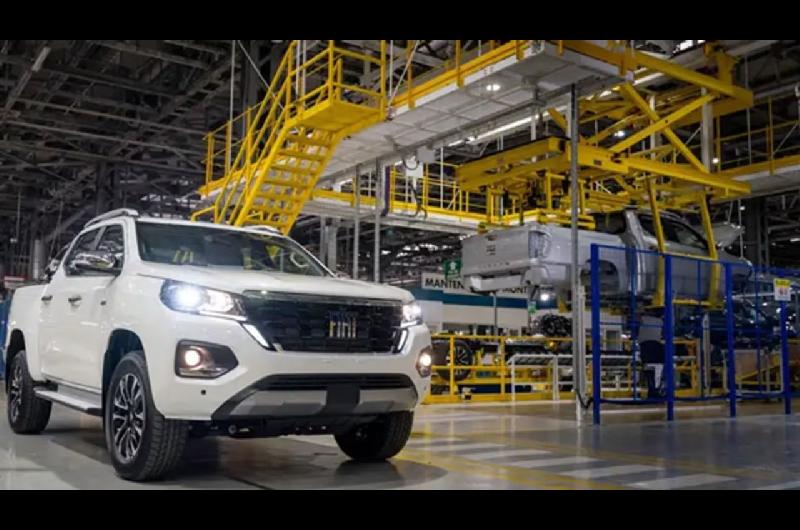 Stellantis frena la produccioacuten de sus pick-ups en Coacuterdoba por una fuerte caiacuteda en la demanda