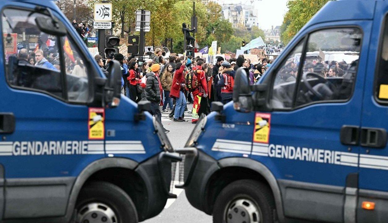 Tensioacuten extrema en Francia- nueva jornada de masivas protestas paraliza al paiacutes