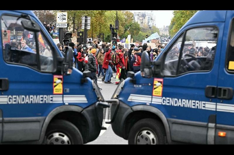 Tensioacuten extrema en Francia- nueva jornada de masivas protestas paraliza al paiacutes