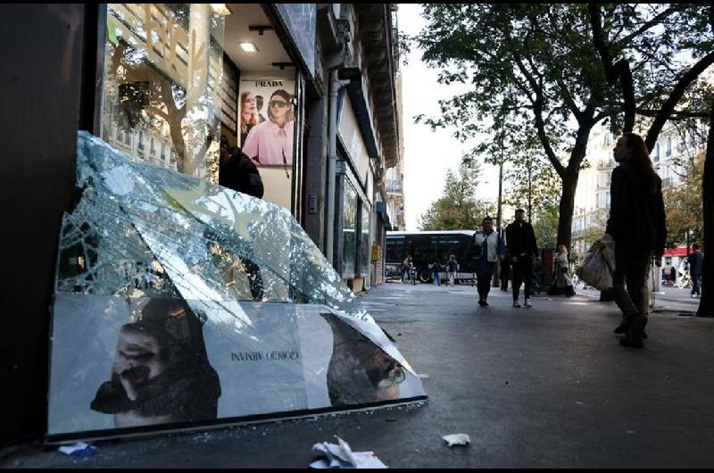 Alrededor de 410000 personas participan en una nueva ronda de protestas en toda Francia