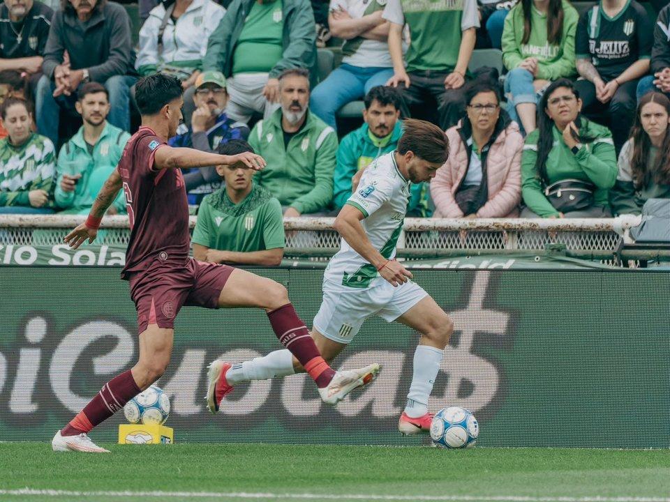Banfield y Lanuacutes repartieron puntos en el claacutesico del Sur