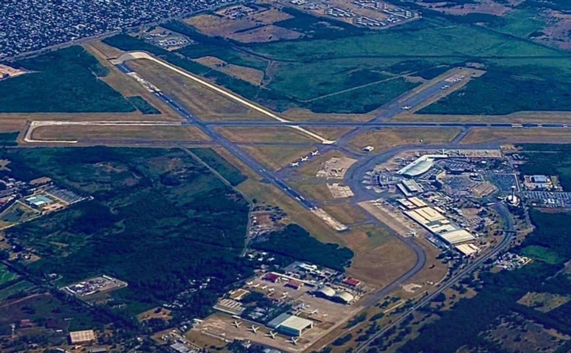 Ezeiza inicia 18 diacuteas de operacioacuten restringida y las compantildeiacuteas redisentildean rutas con escalas y suspensiones temporales