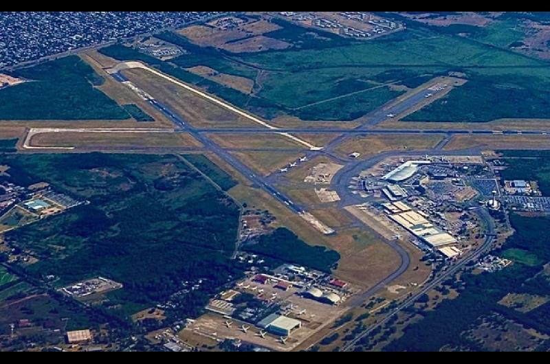 Ezeiza inicia 18 diacuteas de operacioacuten restringida y las compantildeiacuteas redisentildean rutas con escalas y suspensiones temporales