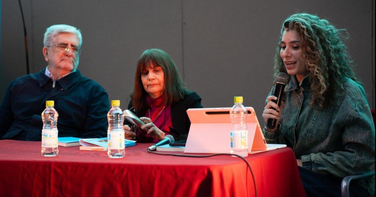El escritor Pablo Baca presentoacute su maacutes reciente novela en la Feria del Libro de Salta