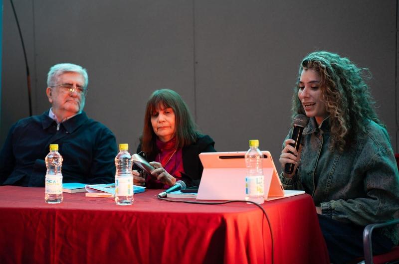 El escritor Pablo Baca presentoacute su maacutes reciente novela en la Feria del Libro de Salta