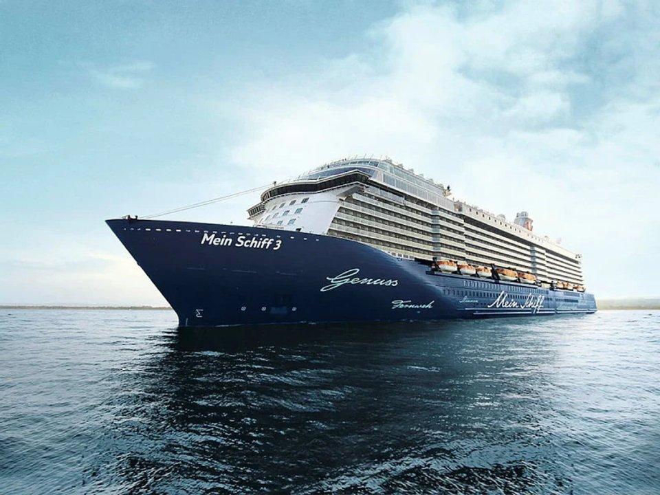 Crucero con 3300 pasajeros colisiona dos buques portacontenedores en puerto alemaacuten y causa dantildeos