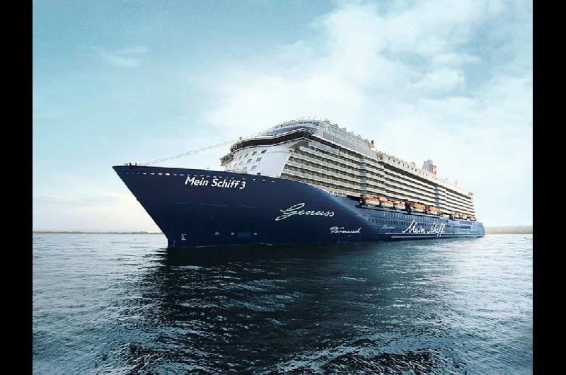 Crucero con 3300 pasajeros colisiona dos buques portacontenedores en puerto alemaacuten y causa dantildeos