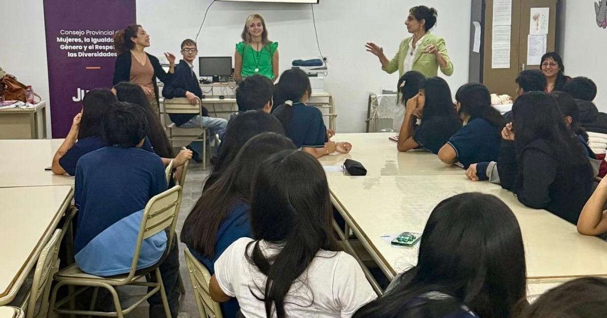 Promueve la prevencioacuten de la violencia en el noviazgo en las escuelas
