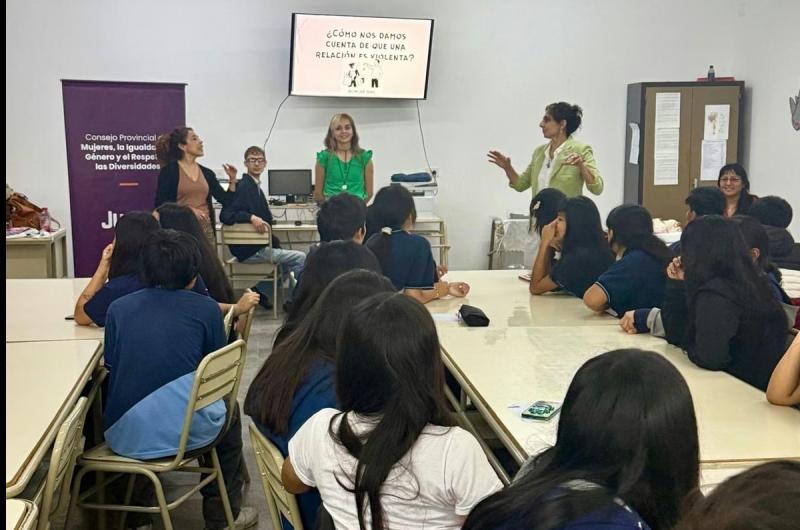 Promueve la prevencioacuten de la violencia en el noviazgo en las escuelas