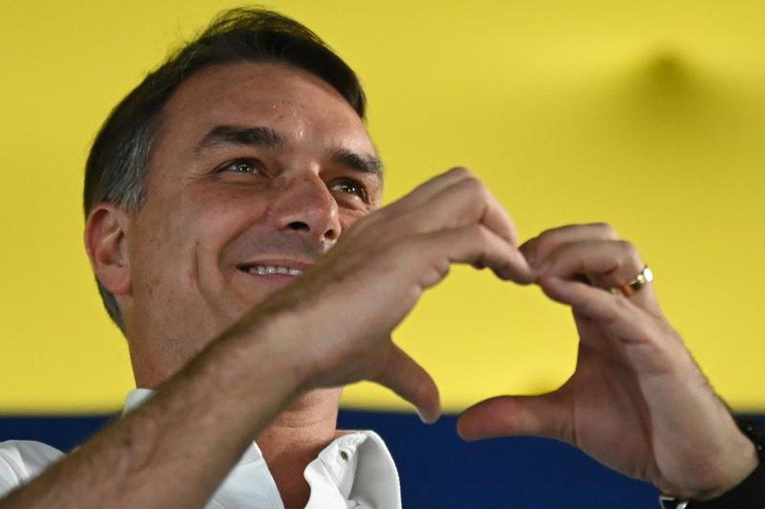 Flaacutevio Bolsonaro- el avioacuten detenido en Iguazuacute intentoacute salir del paiacutes como vuelo sanitario