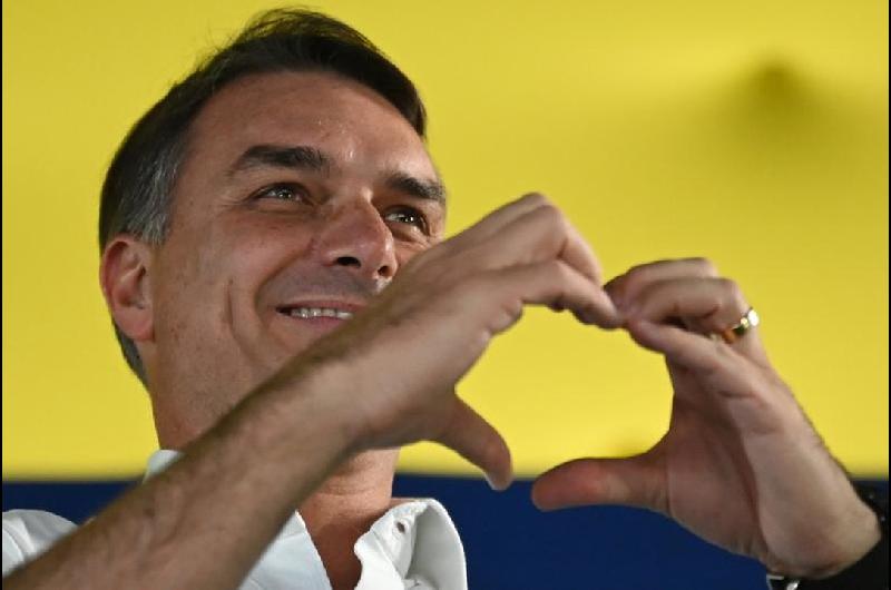 Flaacutevio Bolsonaro- el avioacuten detenido en Iguazuacute intentoacute salir del paiacutes como vuelo sanitario