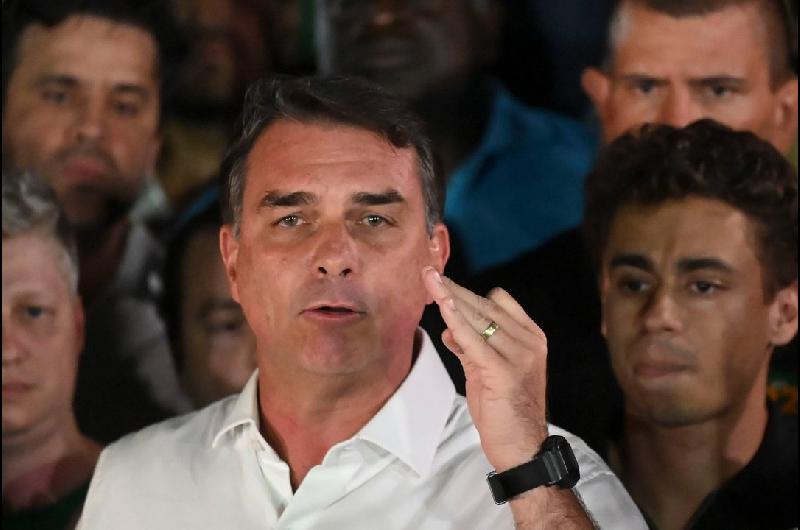 Flaacutevio Bolsonaro llega a Estados Unidos con su familia y el Gobierno de Trump les daraacute visas- medios
