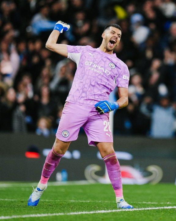 Carabao Cup- Rulli fue heacuteroe para el City contra el Brighton y el Liverpool eliminoacute al Chelsea 