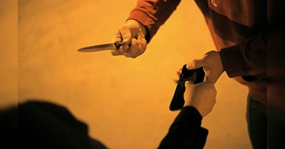 Lo apuntildealaron en el toacuterax tras perseguir a delincuentes que le robaron el celular