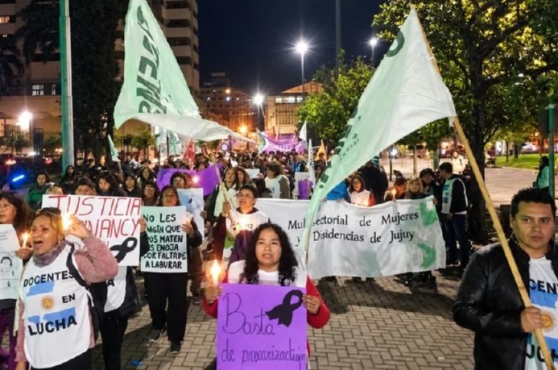 Docentes jujentildeos marcharon para exigir justicia por Nancy Godoy