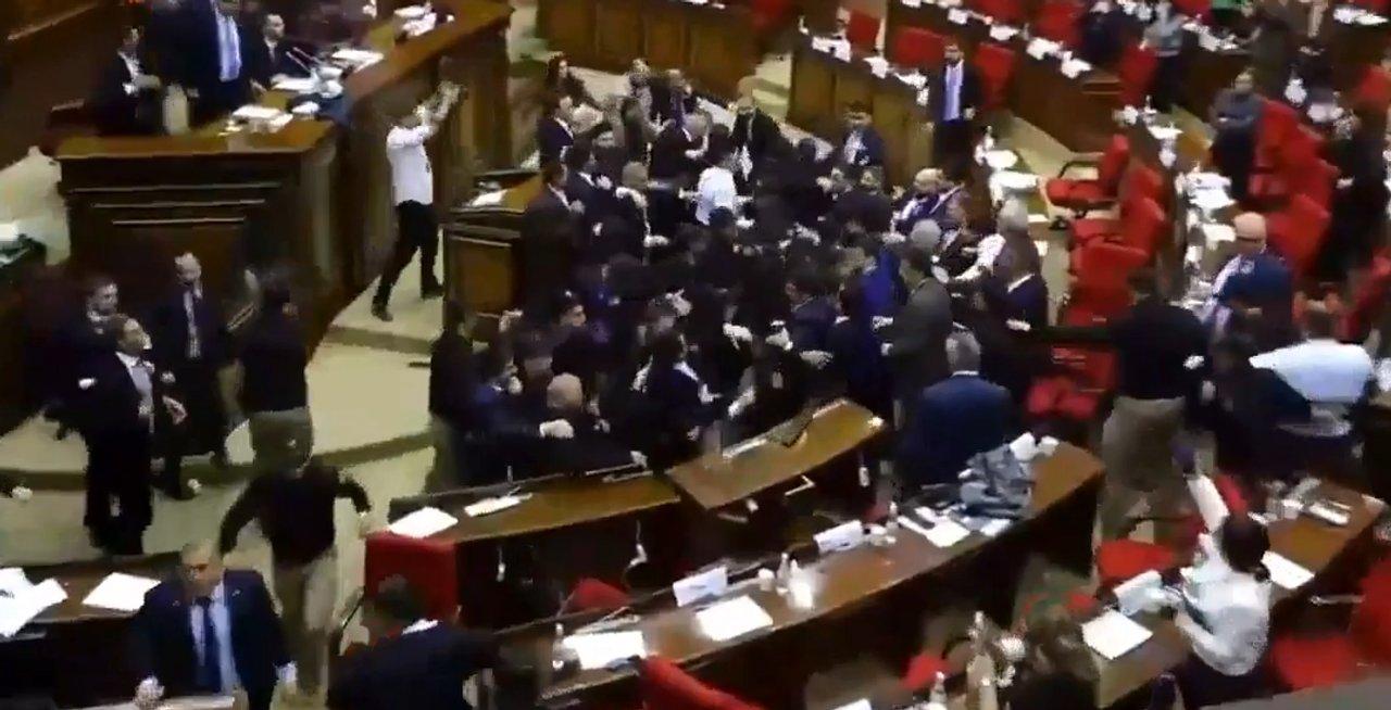 Escaacutendalo en Armenia- golpes y sillas volando durante una sesioacuten en el Parlamento 