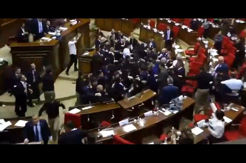 Escaacutendalo en Armenia- golpes y sillas volando durante una sesioacuten en el Parlamento 