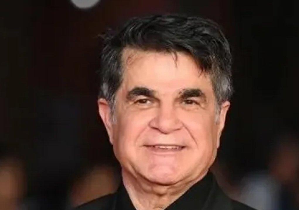 Iraacuten condena al cineasta Jafar Panahi a cinco antildeos de prisioacuten y le confisca todos sus bienes
