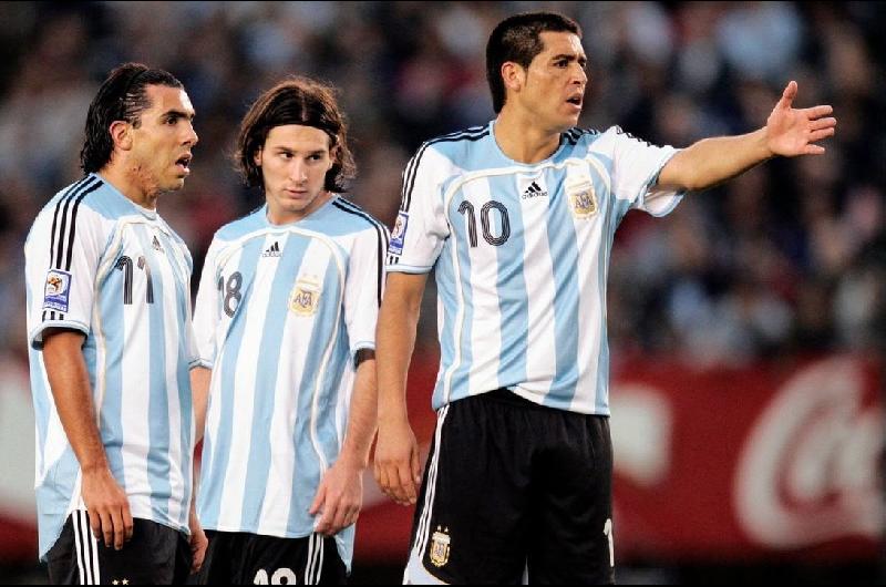 Carlos Teacutevez confirmoacute la presencia de Lionel Messi y Riquelme para su despedida