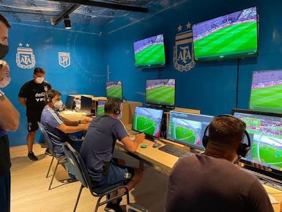 La AFA confirmoacute que se implementaraacute el VAR semiautomaacutetico- cuaacutendo debutaraacute