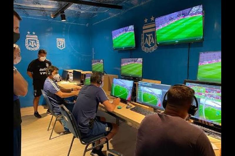 La AFA confirmoacute que se implementaraacute el VAR semiautomaacutetico- cuaacutendo debutaraacute