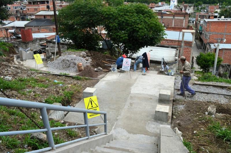 Avanzan obras de mejoramiento de escaleras urbanas en la ciudad