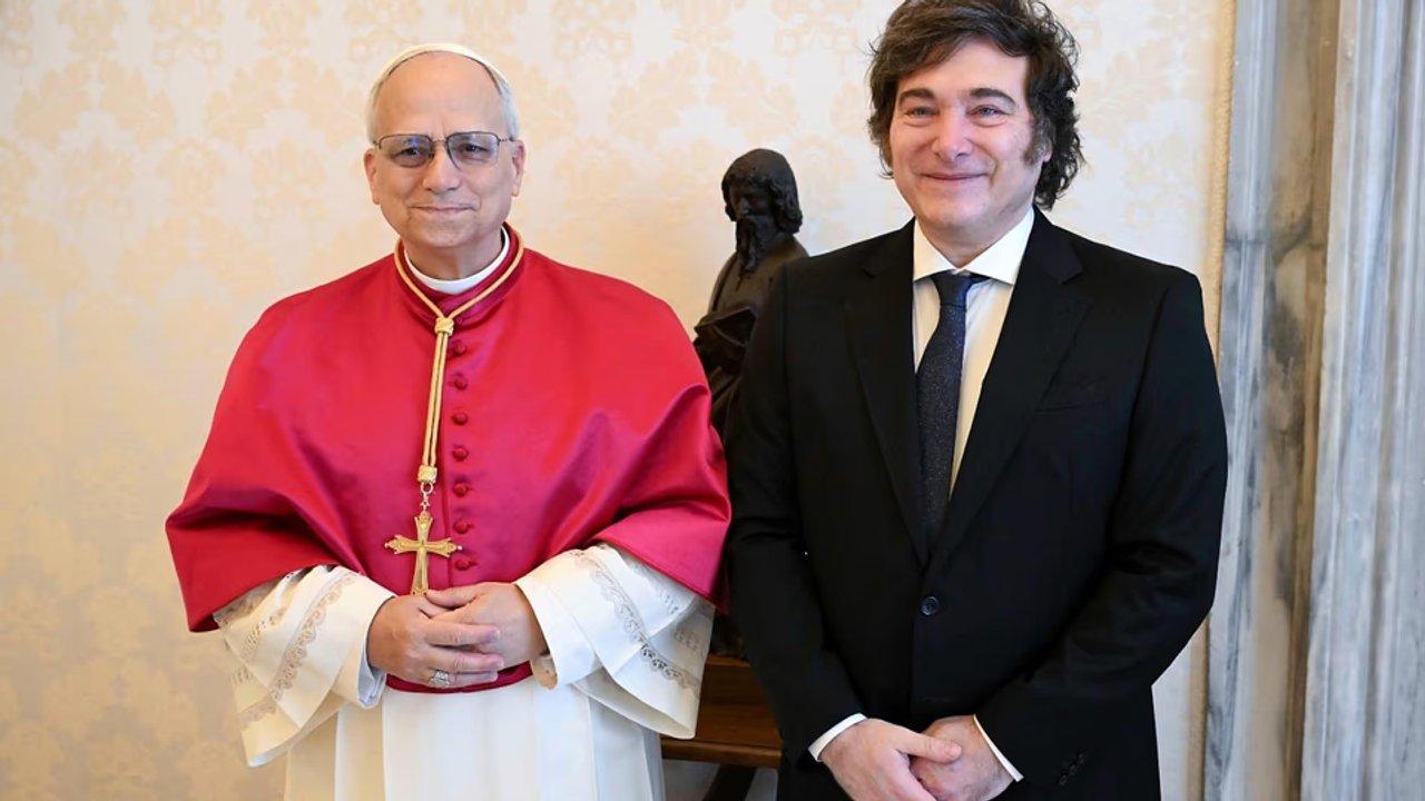El secretario de Culto confirmoacute que Milei recibiraacute al papa Leoacuten XIV en el aeropuerto