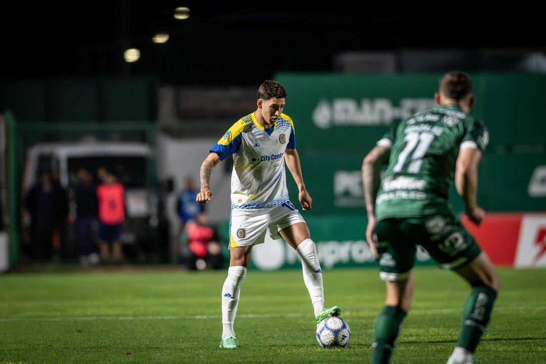 Rosario Central vencioacute agoacutenicamente a Sarmiento con un doblete de Gastoacuten Aacutevila