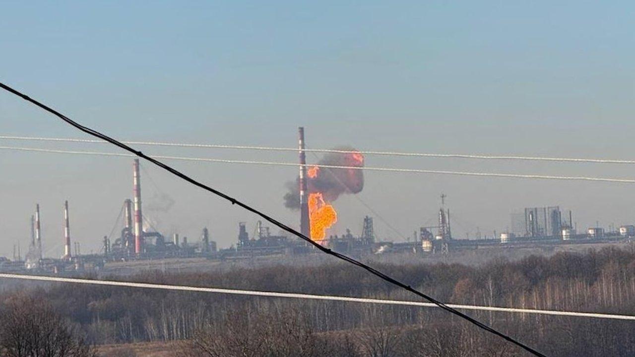 Ataques cruzados con drones golpean la infraestructura energeacutetica de Ucrania y refineriacuteas en Rusia