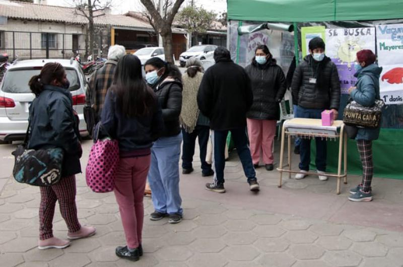 Continúa la instalación de vacunatorios móviles en puntos estratégicos de la ciudad :: Diario Pregon de Jujuy - Vimarsana News