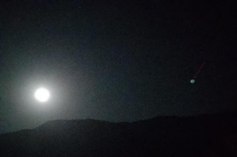 Joven captó una extraña luz sobre el cerro "Paleta del Pintor" en Maimará