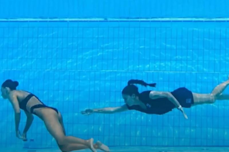 Nadadora se desmayó debajo del agua y fue rescatada por su entrenadora