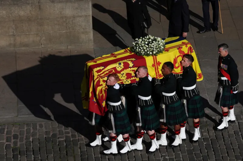 El féretro de Isabel II llegó al Parlamento británico para un multitudinario adiós en Londres :: Diario Pregon de Jujuy - Vimarsana News