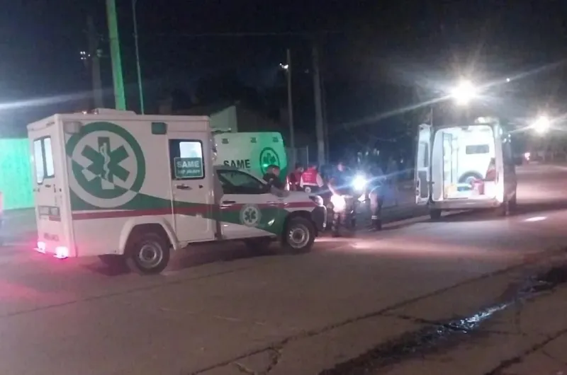 Dos menores en moto fueron atropellados por un auto que se fugó