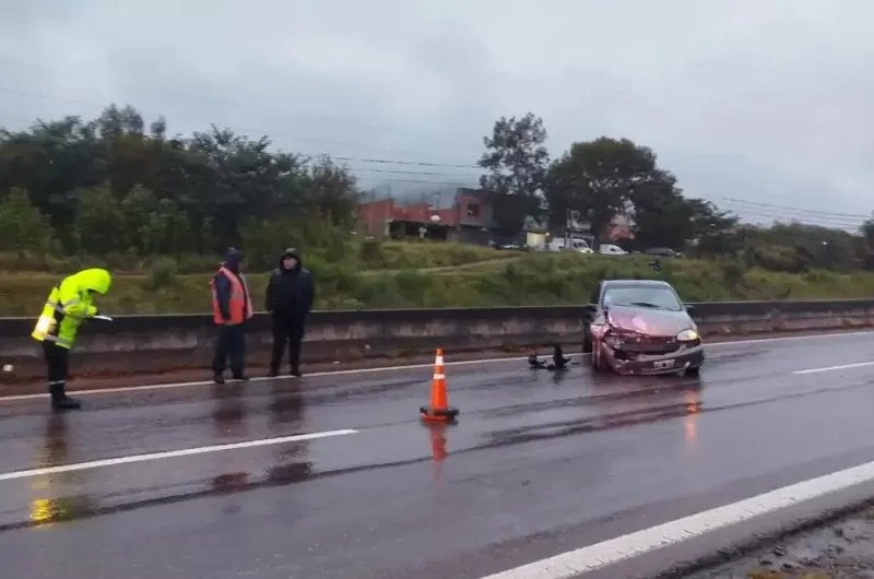 Múltiples choques en cadena provocan un fuerte colapso vehicular bajo la lluvia