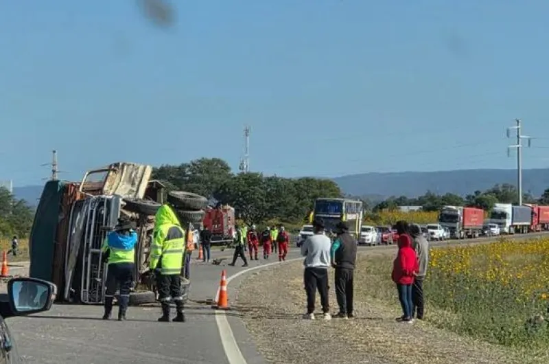 Una camioneta chocó contra un camión y cuatro personas resultaron heridas