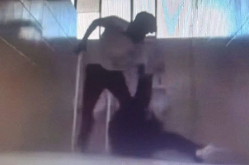 Un alumno fue emboscado y golpeado por compañeros en el baño de una escuela