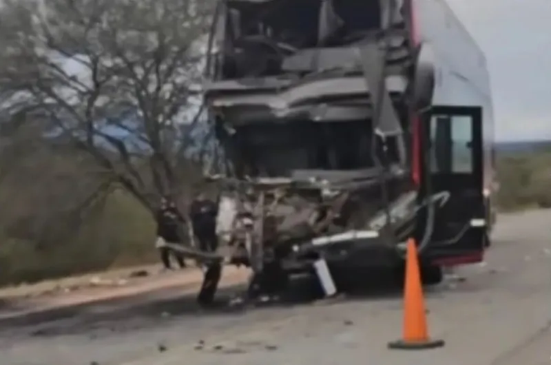 Colectivo que viajaba a Jujuy chocó con un camión, se incendió y dejó un muerto