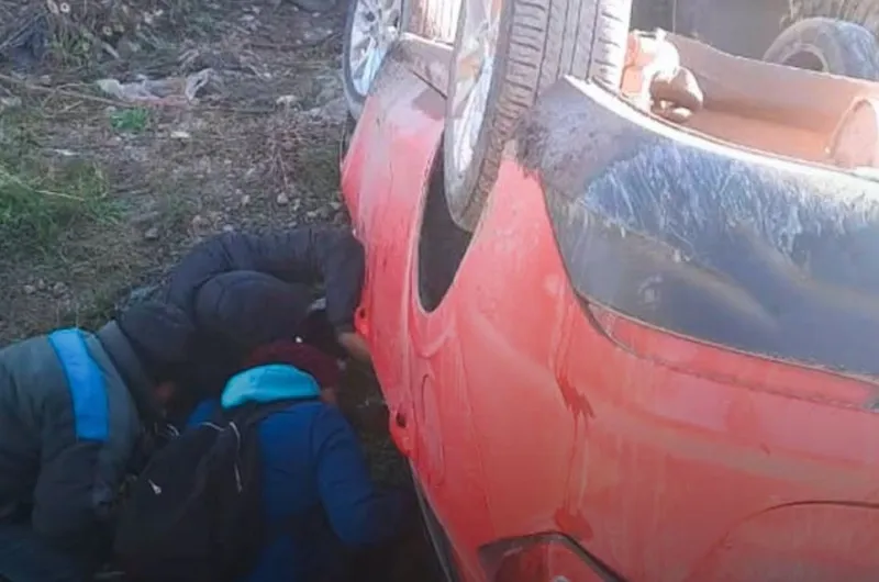 Terminó volcando con su auto en un zanjón de Alto Comedero por esquivar a un perro