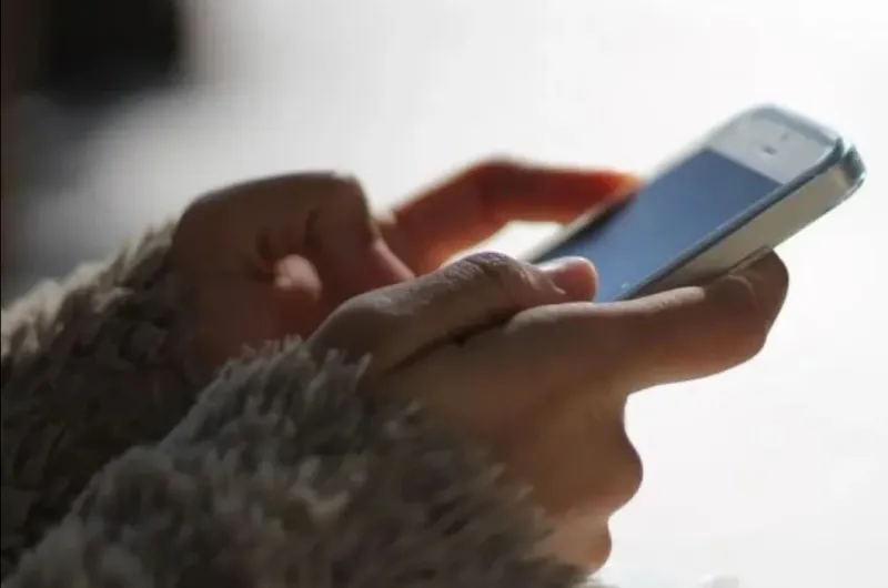 Pactó un encuentro sexual con una mujer, que bajo engaños, le robó el teléfono celular