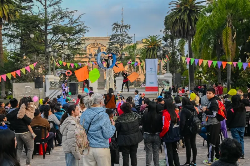 Vacaciones con Chulo comenzó con humor, circo y una gran convocatoria