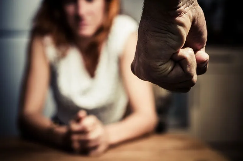 Fue a despedirse de su hija, pero agredió y amenazó de muerte a su ex pareja
